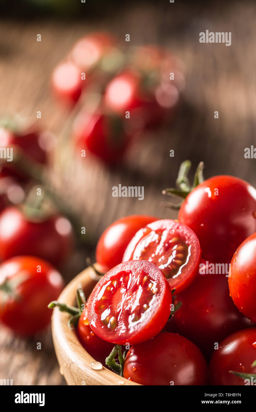Frische Tomaten in Houten auf alten Eiche Tisch Stockfoto