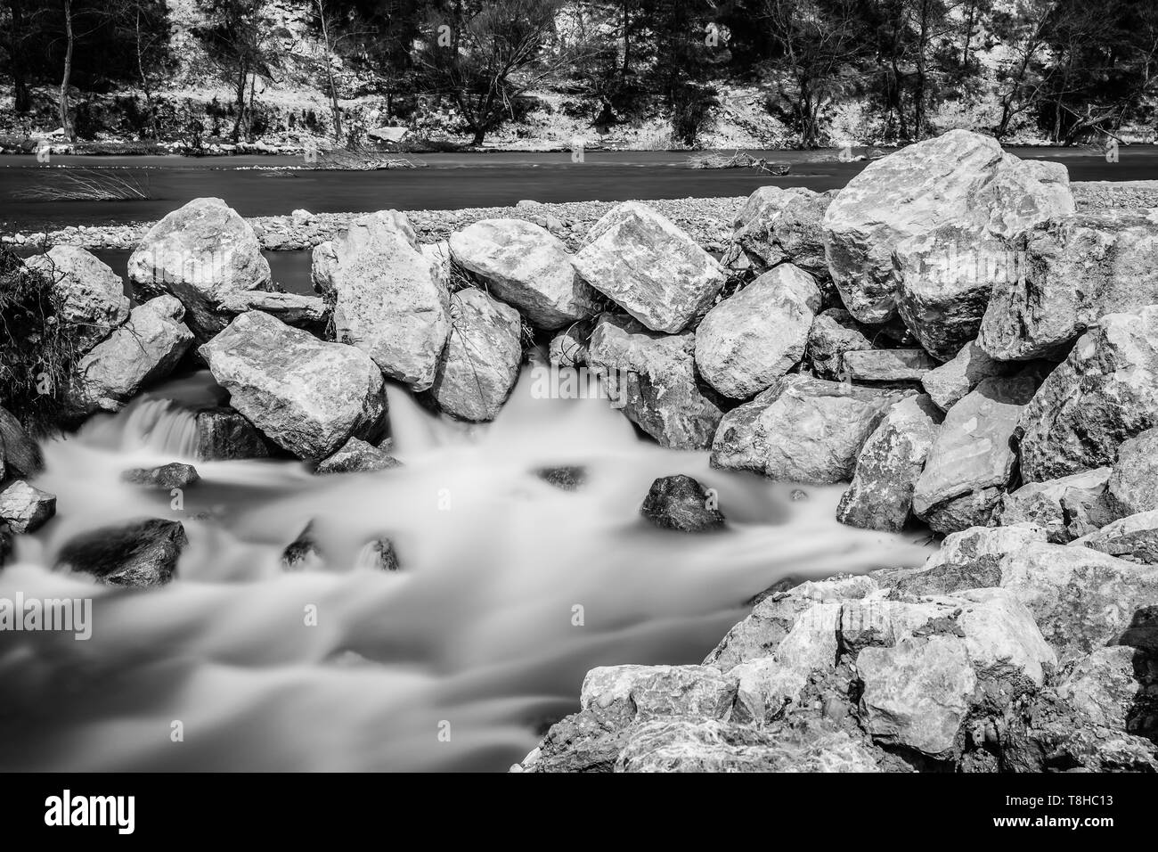 Schnelle Mountain River im Frühjahr Stockfoto