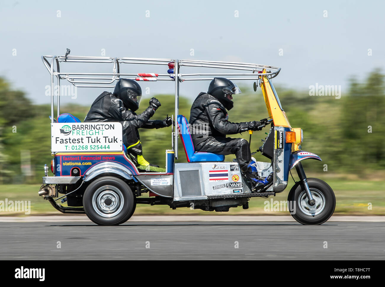 Essex Geschäftsmann Matt Everard fährt mit seinem tuk tuk bei einem Weltrekord Versuch Elvington Airfield, North Yorkshire. Stockfoto