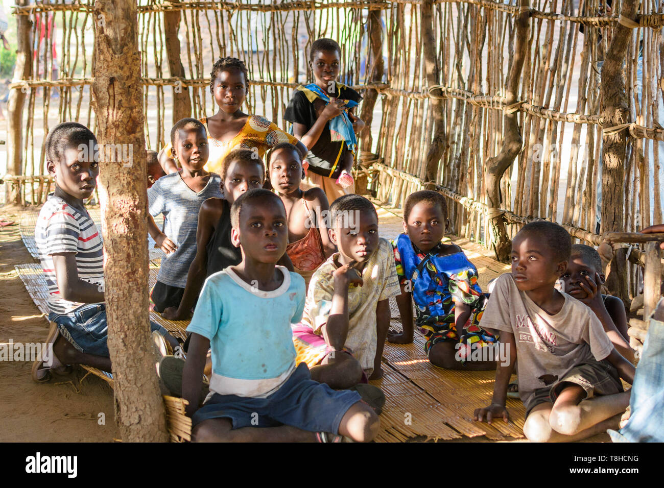 Kinder sitzen auf einem alten Reed mat in ihrem Dorf Kirche in Malawi Chikwawa Stockfoto