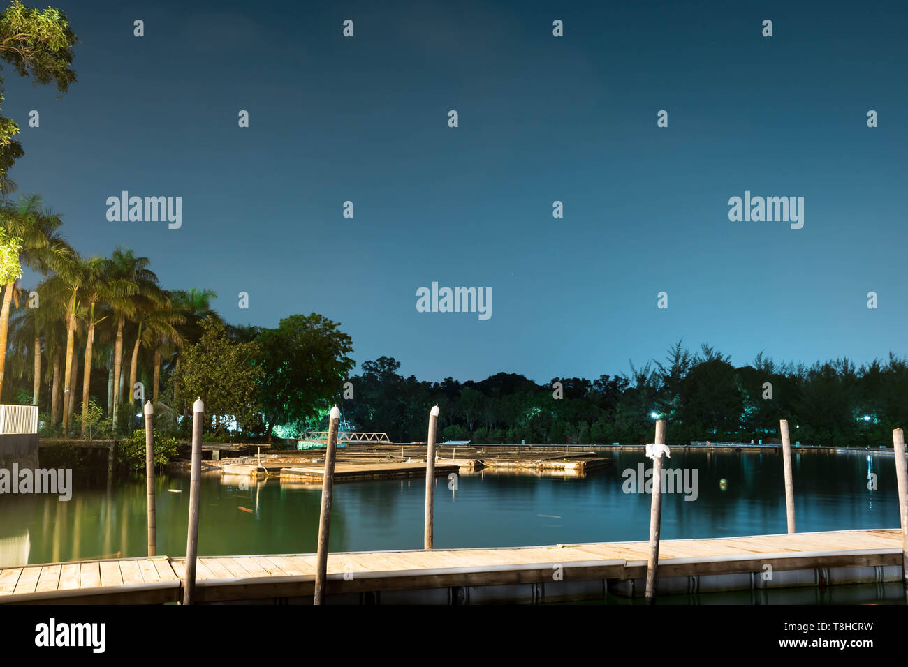 Landschaft Blick auf die Brücke, den See und die Natur mit einer Brücke. Helle Nachthimmel mit Sternen und glatten Licht reflektieren auf Wasser irgendwo in Asien Stockfoto