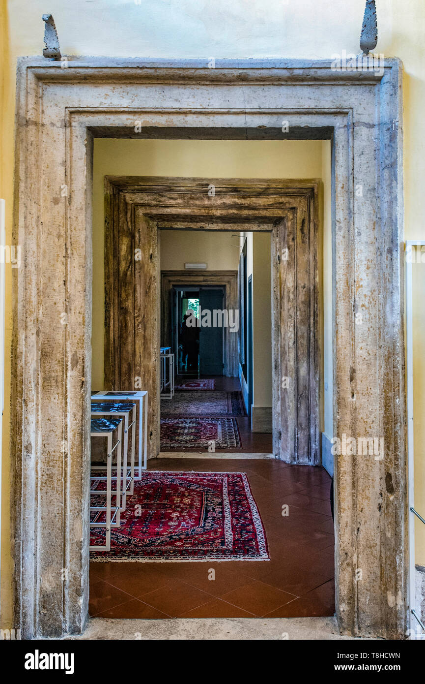 Türen trennen die roomsl der Link Campus Universität innerhalb des Casale San Pio V (Hl. Pio V Haus) in Rom, Italien Stockfoto