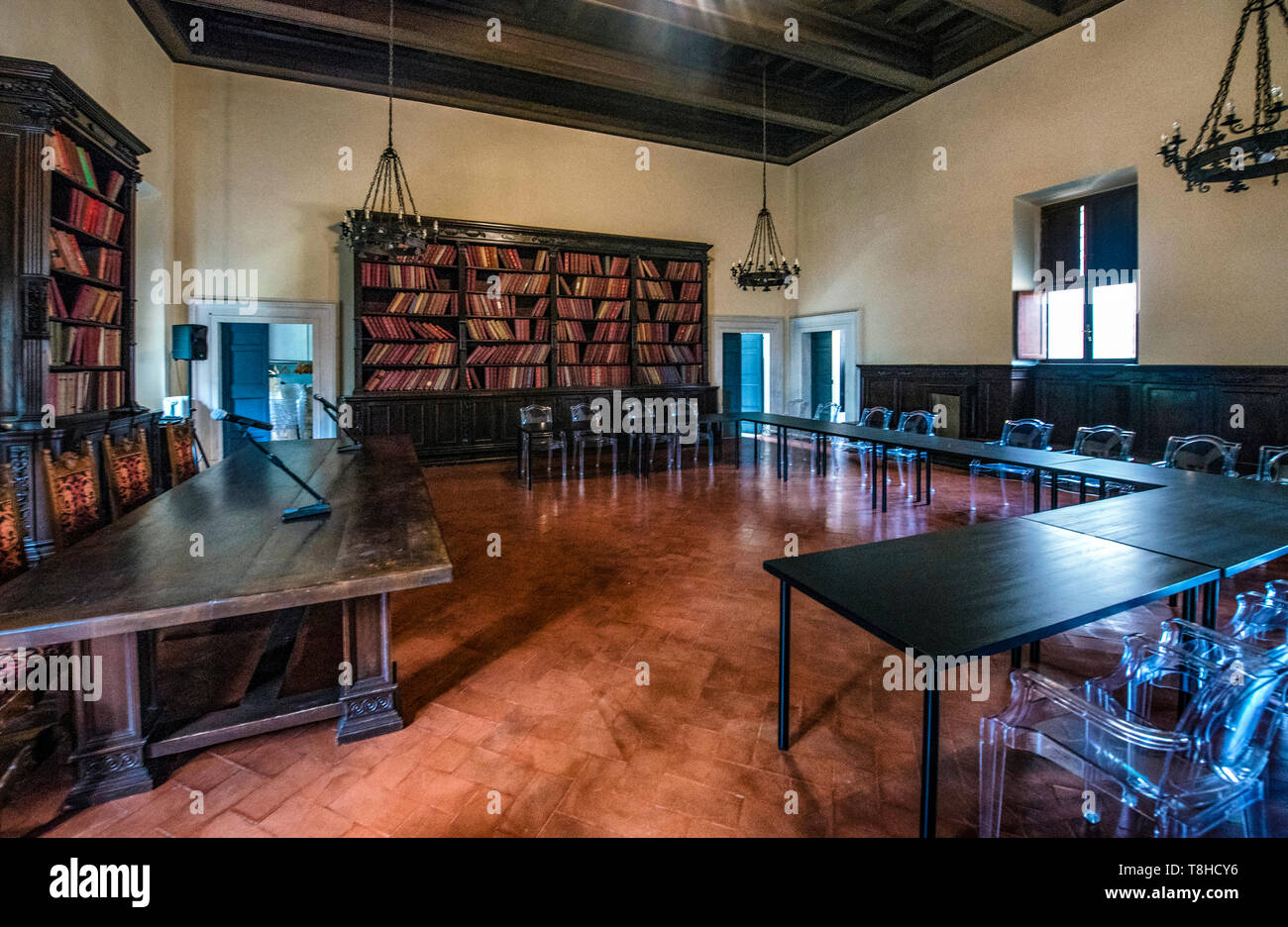 Bibliothek und Konferenzraum der Link Campus Universität innerhalb des Casale San Pio V (Hl. Pio V Haus) in Rom, Italien Stockfoto