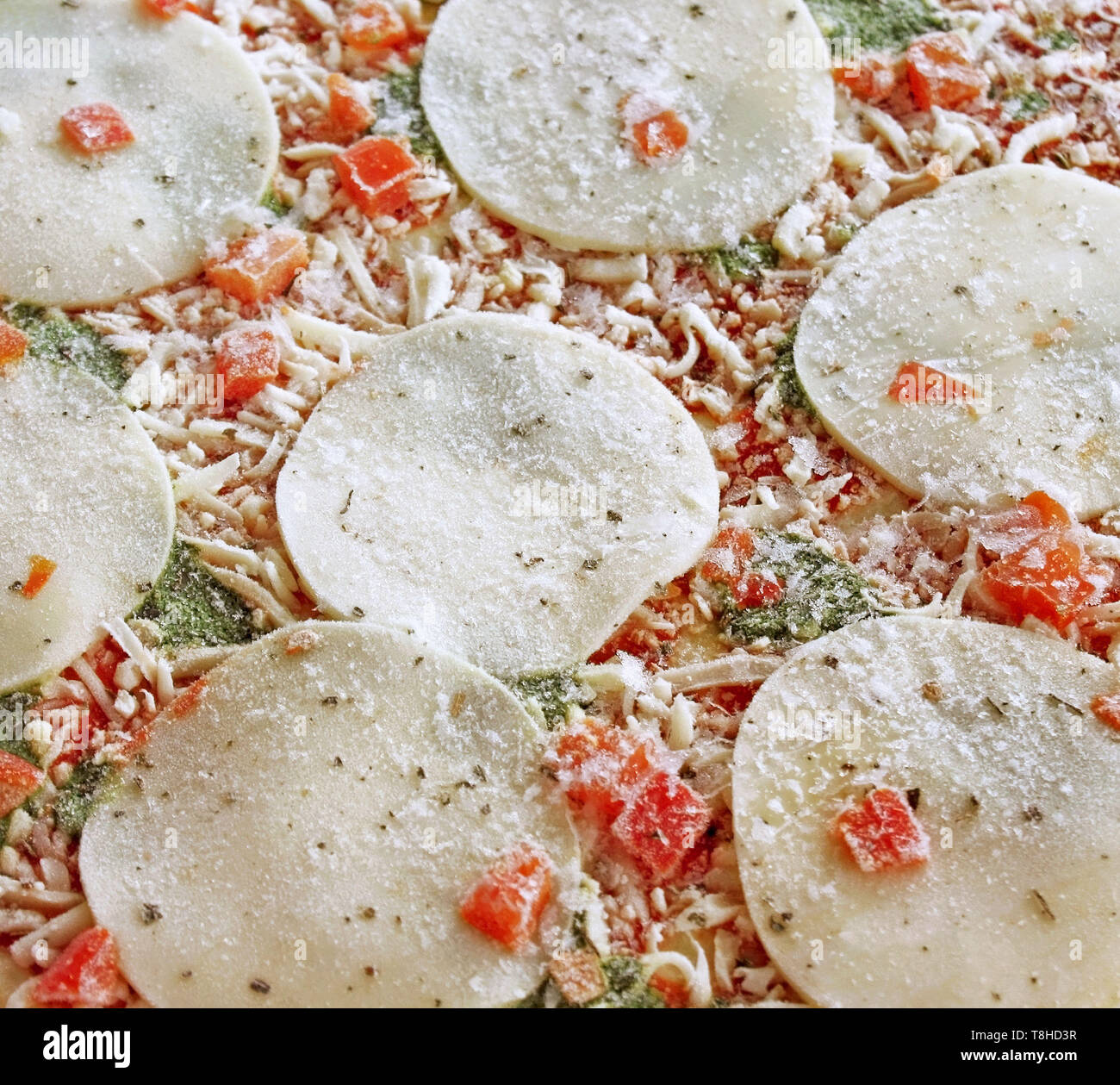 Nahaufnahme eines gefrorenen Mozzarella, Spinat und gewürfelte Tomaten pizza Stockfoto