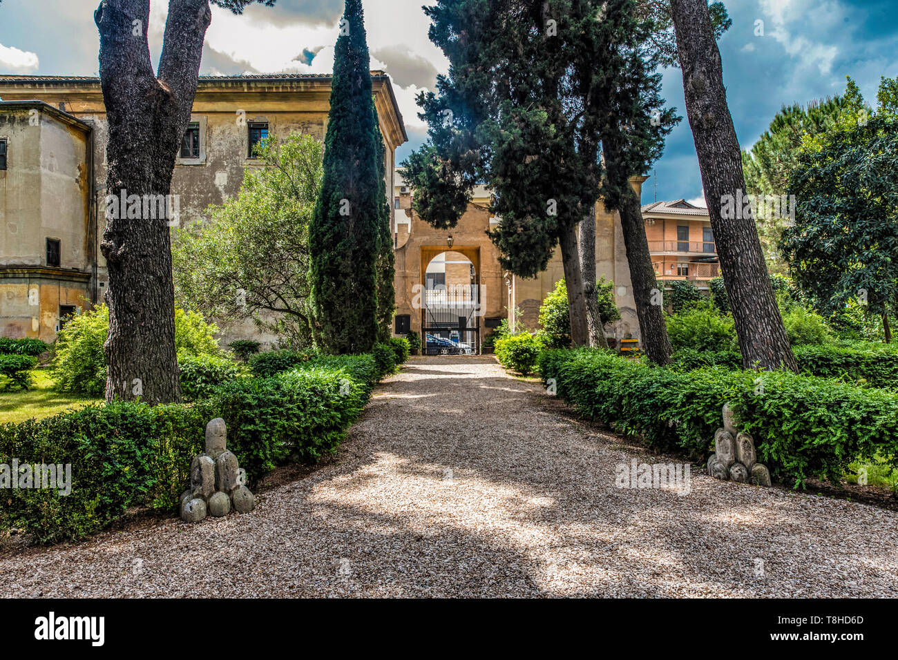 Der alte Eingang von Casale di San Pio V (Hl. Pio V Haus) auf den italienischen Garten des Parks und die Symbole der Familie Chigi, dass die Residenz im siebzehnten Jahrhundert gekauft, in Rom, Italien Stockfoto