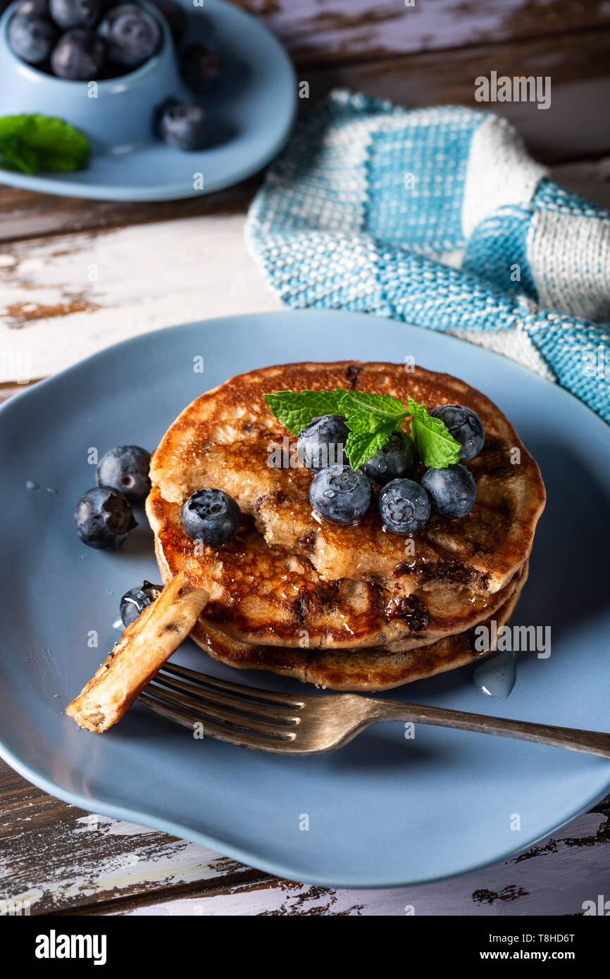 Leckere Pfannkuchen mit Schokolade Tropfen Stockfoto