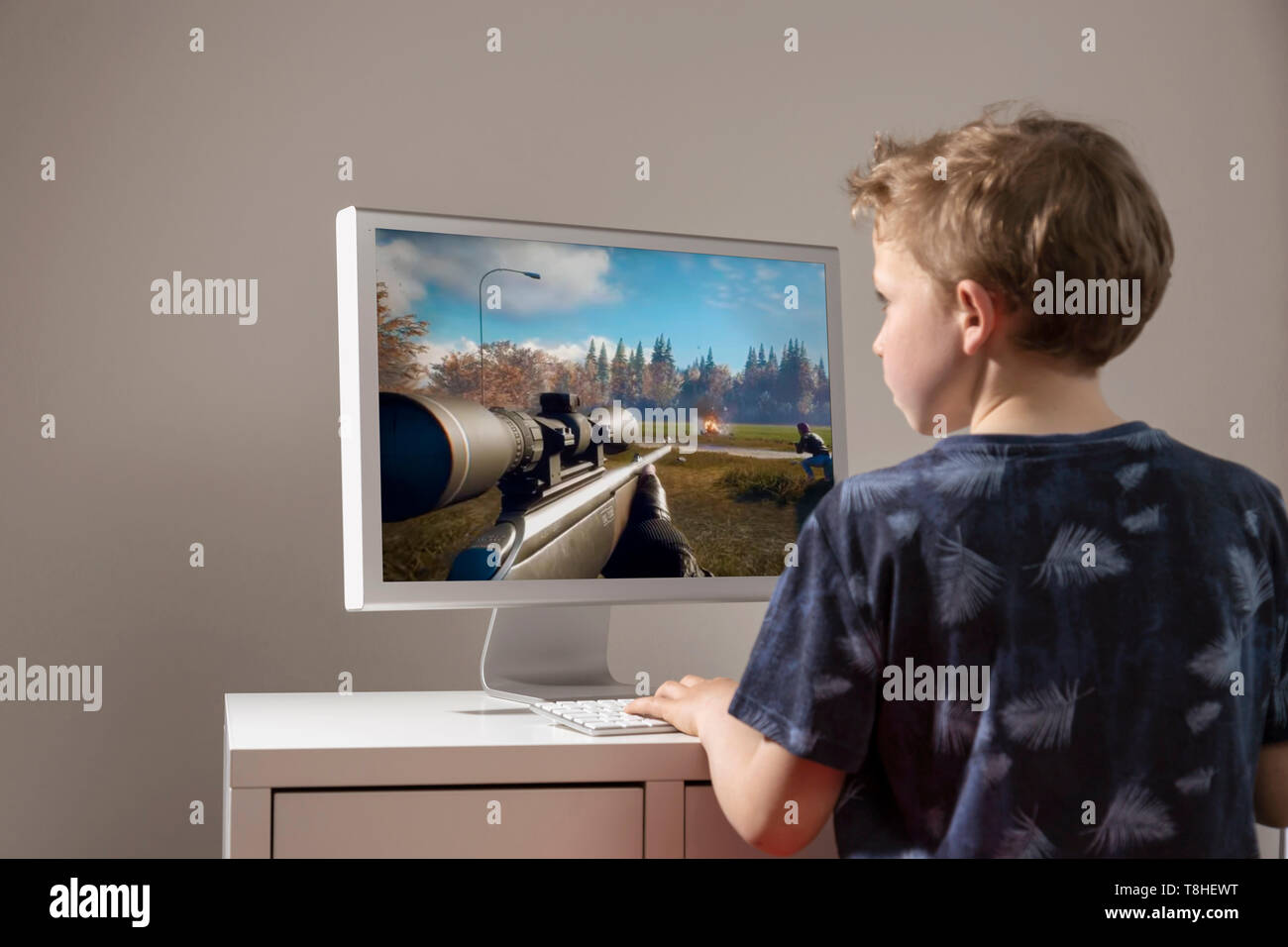 Junge, 8 Jahre, das Spielen eines Ego-shooter am Computer Stockfoto