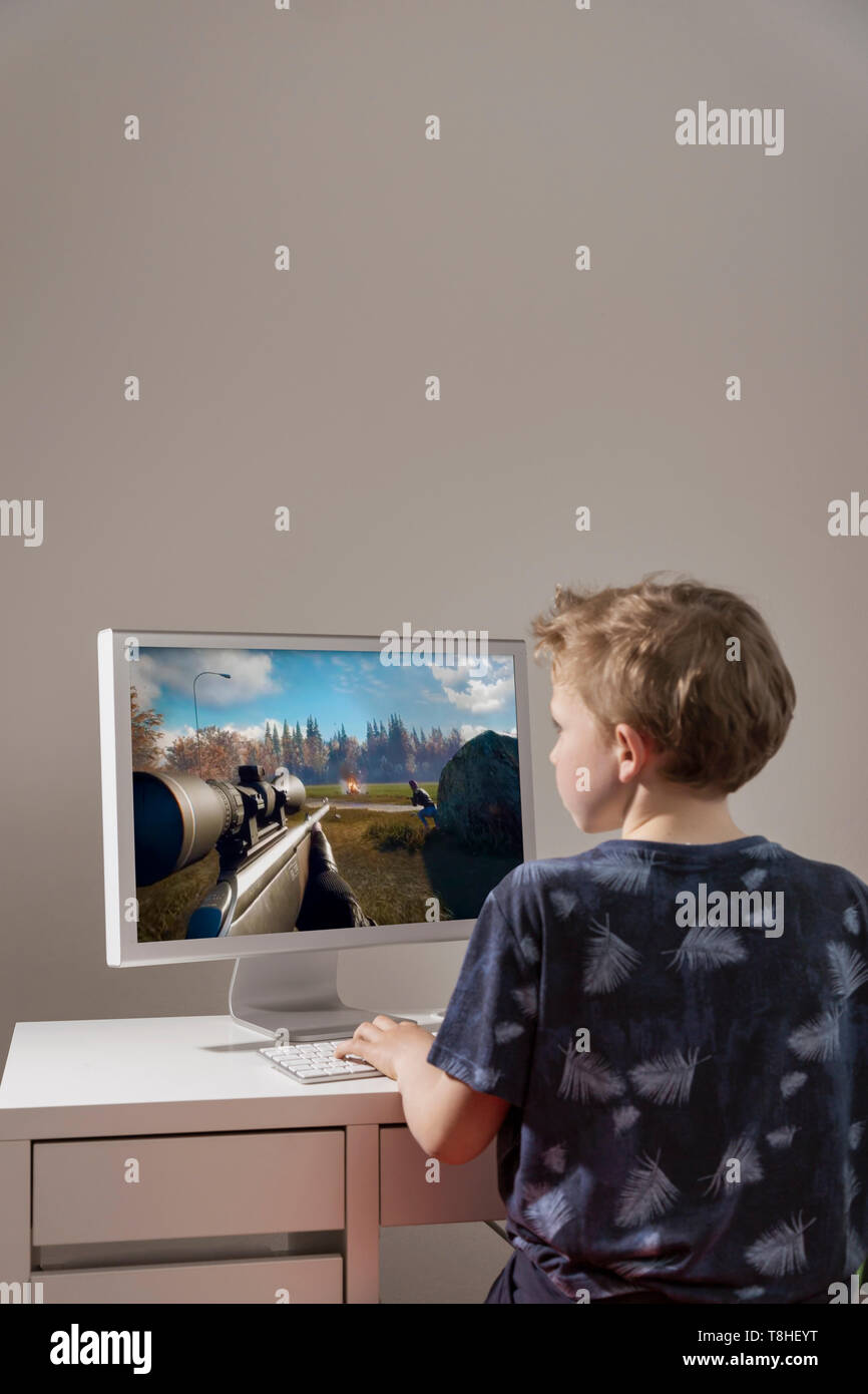 Junge, 8 Jahre, das Spielen eines Ego-shooter am Computer Stockfoto