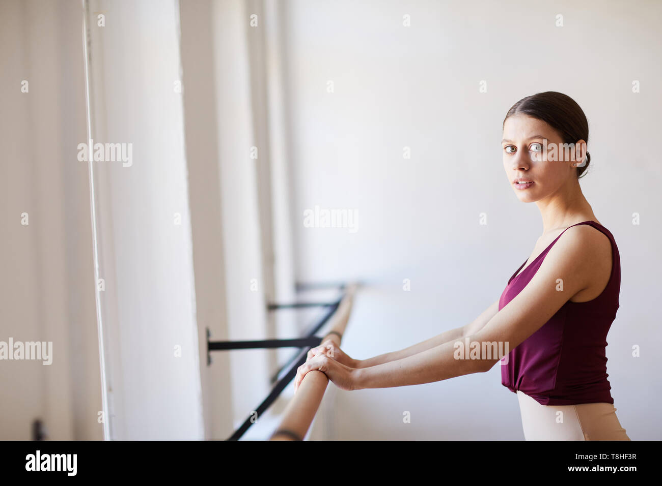 Verwirrte Mädchen an der Ballettklasse Stockfoto