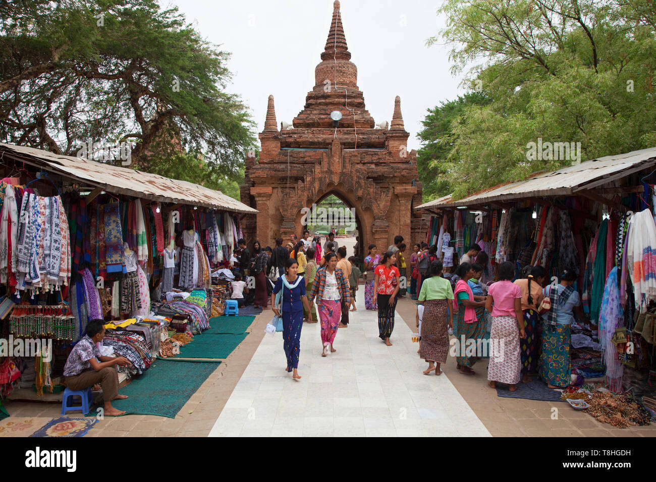 Markt außerhalb der Htilominlo Tempel, Alt Bagan und Nyaung U Bereich Village, Mandalay, Myanmar, Asien Stockfoto