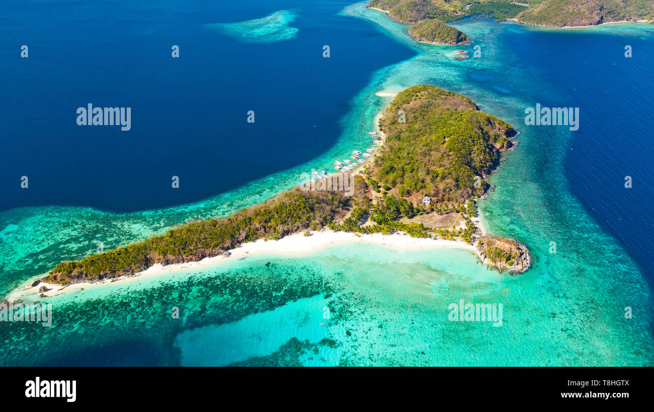 Inseln und Riffe des Malaiischen Archipels. Schöne Insel im blauen Meer. Ditaytayan Insel Luftbild Stockfoto