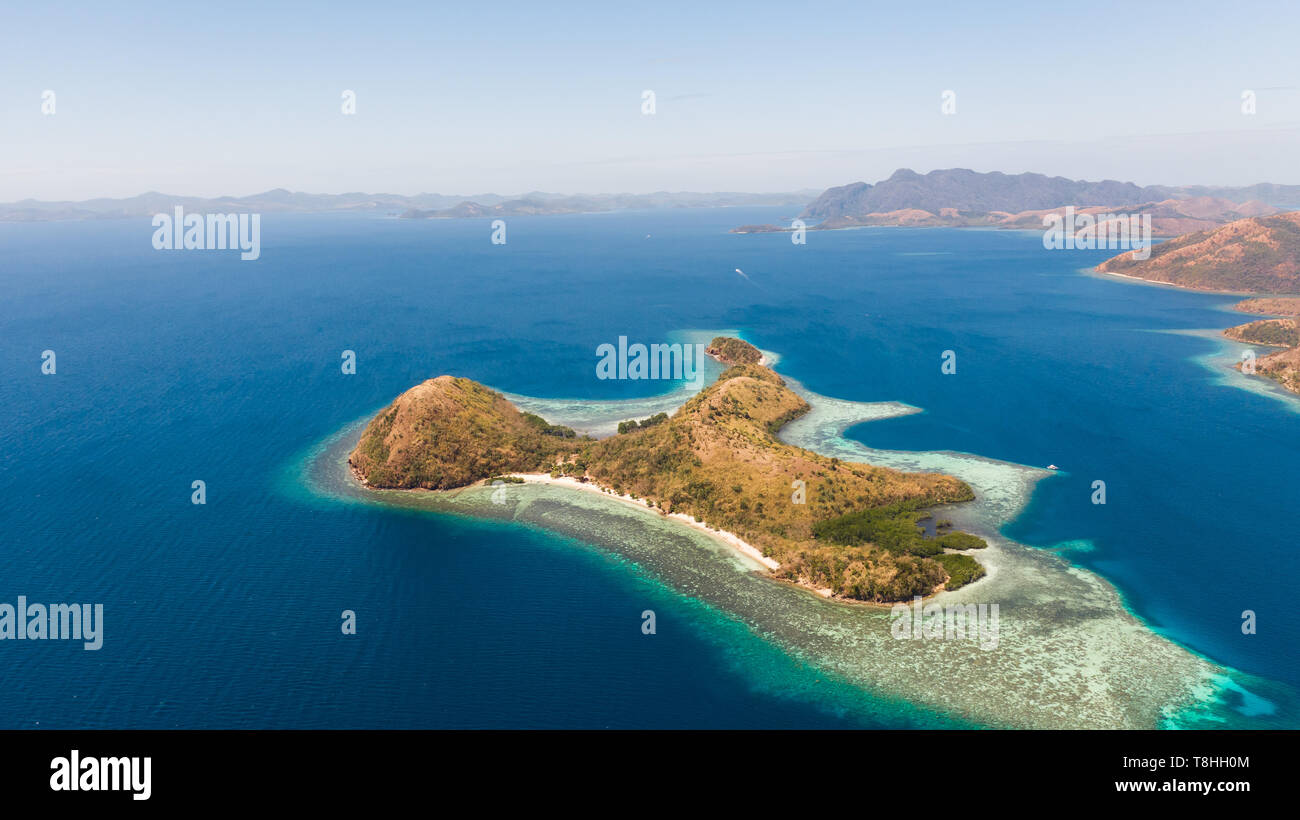 Tropischen Inseln der Malaiischen Archipel. Viele Inseln mit türkisfarbenen Lagunen und Korallenriffen Luftaufnahme. Philippinen, Palawan Stockfoto