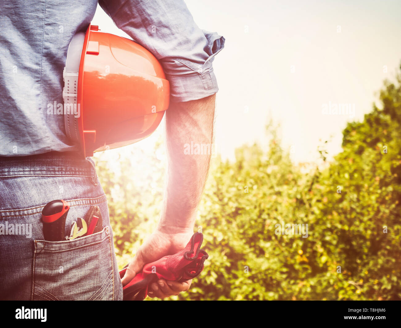 Schöner Mann in Arbeitskleidung mit Tools Stockfoto