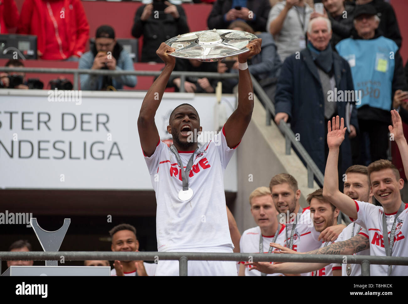 Jubel Anthony Modeste K Mit Der Meisterschale Preisverleihung Fc Koln Meister Der 2 Bundesliga Fussball 2 1 Fussballbundesliga 33 Spieltag Fc Koln K Jahn Regensburg R Am 12 05 2019 In Koln Deutschland Dfl Bestimmungen