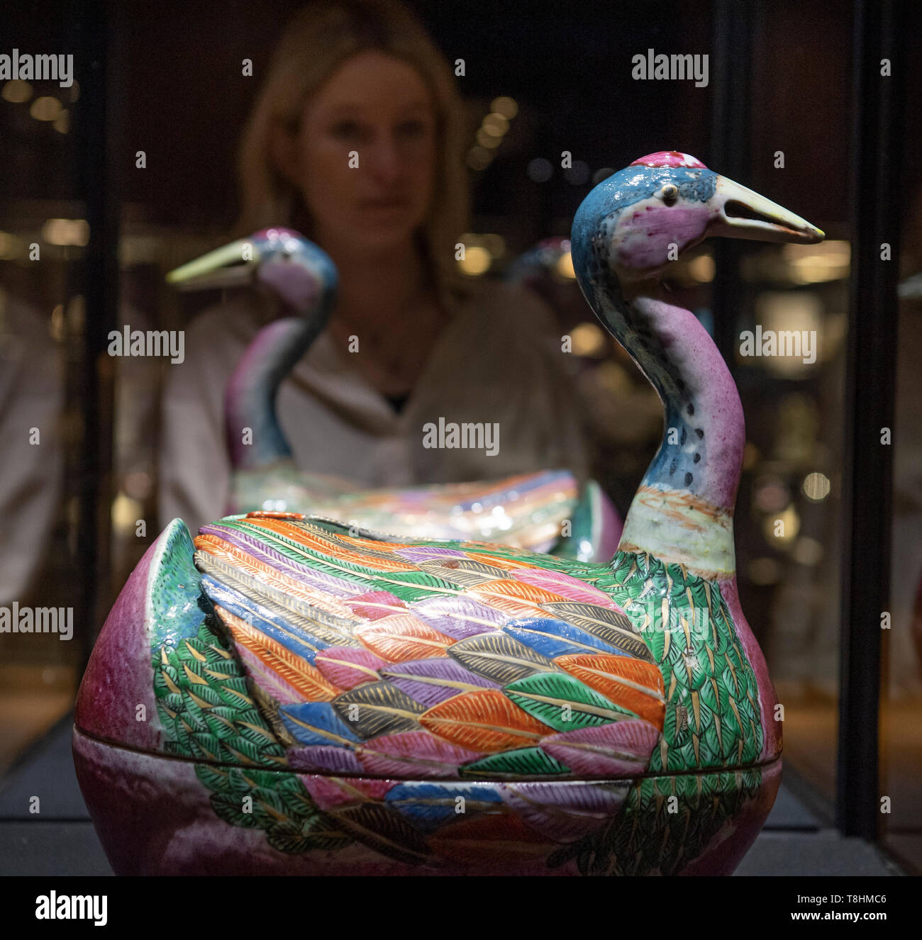 Bonhams, New Bond Street, London, UK. 13. Mai 2019. Eine sehr feine und seltene Paar Famille rose 'Gans' tureens und Abdeckungen, Quianlong circa 1780, trägt eine Schätzung von £ 150,000-200,000 bei Bonhams feine chinesische Kunst verkaufen, findet am 16. Mai 2019. Credit: Malcolm Park/Alamy Leben Nachrichten. Stockfoto