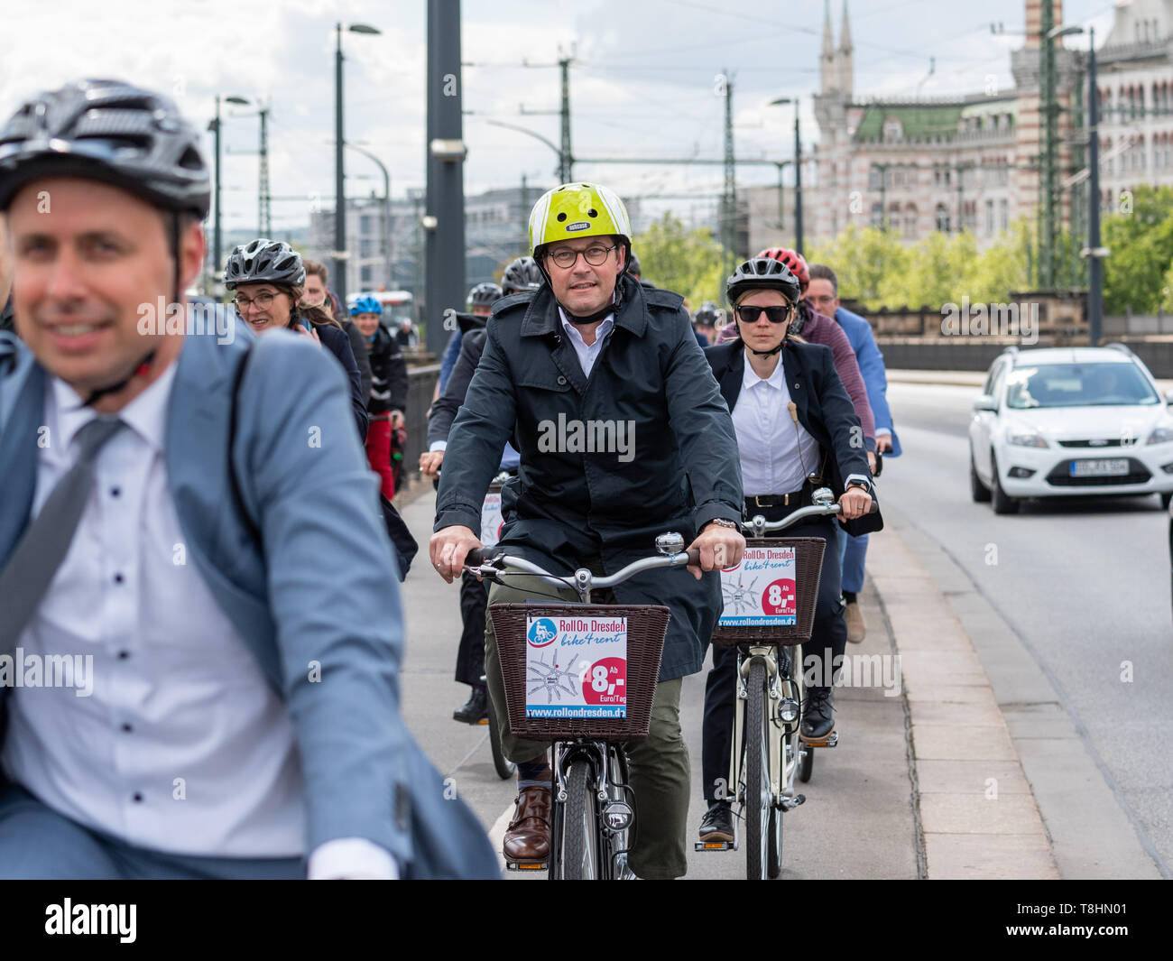 Dresden, Deutschland. 13. Mai, 2019. Andreas Scheuer (CSU), Bundesminister  für Verkehr und digitale Infrastruktur, ist mit dem Fahrrad über die  Marienbrücke Brücke als Teil der nationalen Radfahren Kongress unter dem  Motto 'voraus