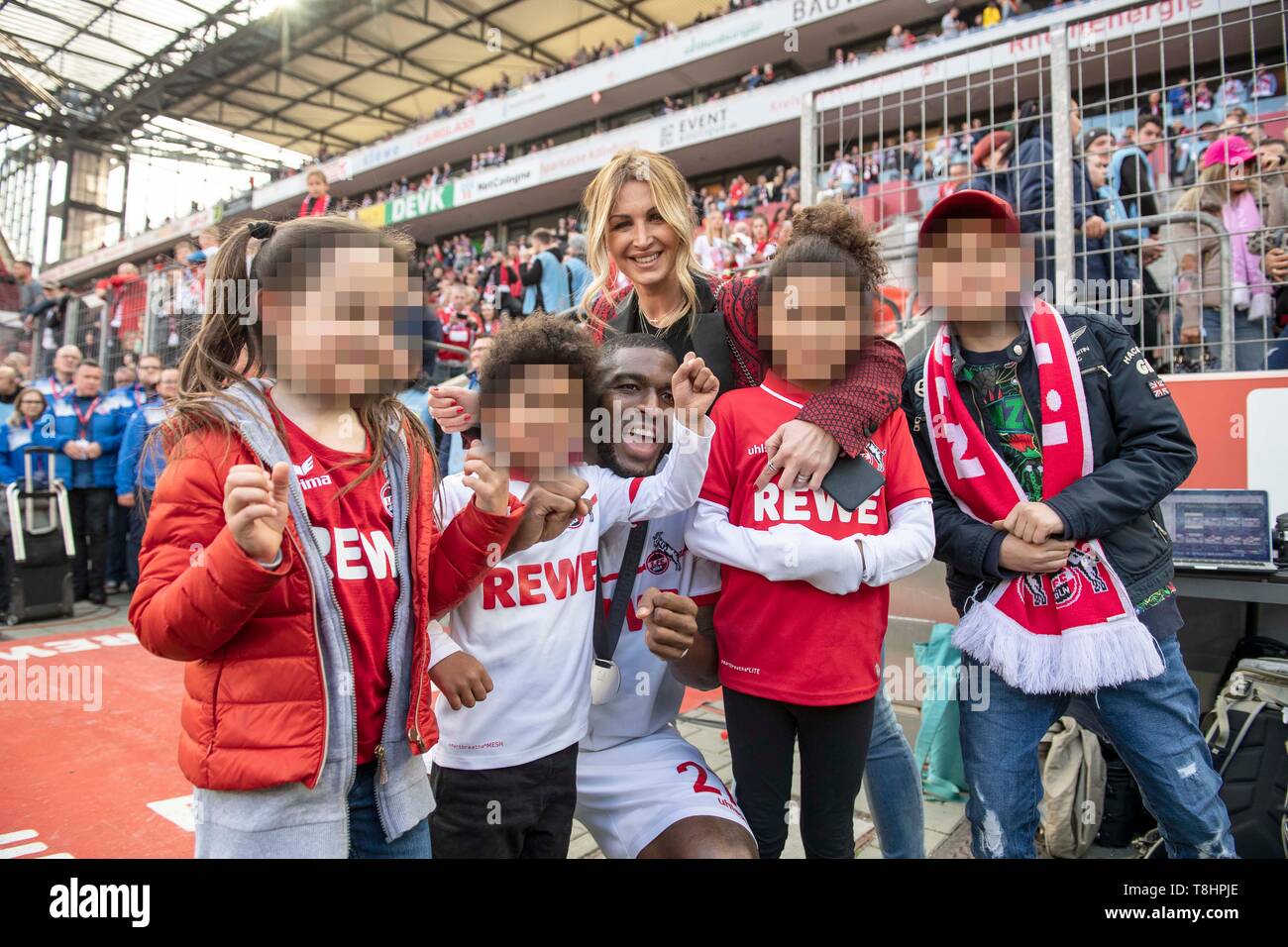 Anthony MODESTE (K) mit seiner Frau Maeva und Sohn, Familie, Kinder, Kind, Preisverleihung FC Köln Meister der 2.Bundesliga. Fussball 2. 1. Fussballbundesliga, 33. Spieltag, FC Köln (K) - Jahn Regensburg (R) 3:5, am 12.05.2019 in Köln/Deutschland. ##DFL-Bestimmungen verbieten die Verwendung von Fotografien als Bildsequenzen und/oder quasi-Video## € | Nutzung weltweit Stockfoto