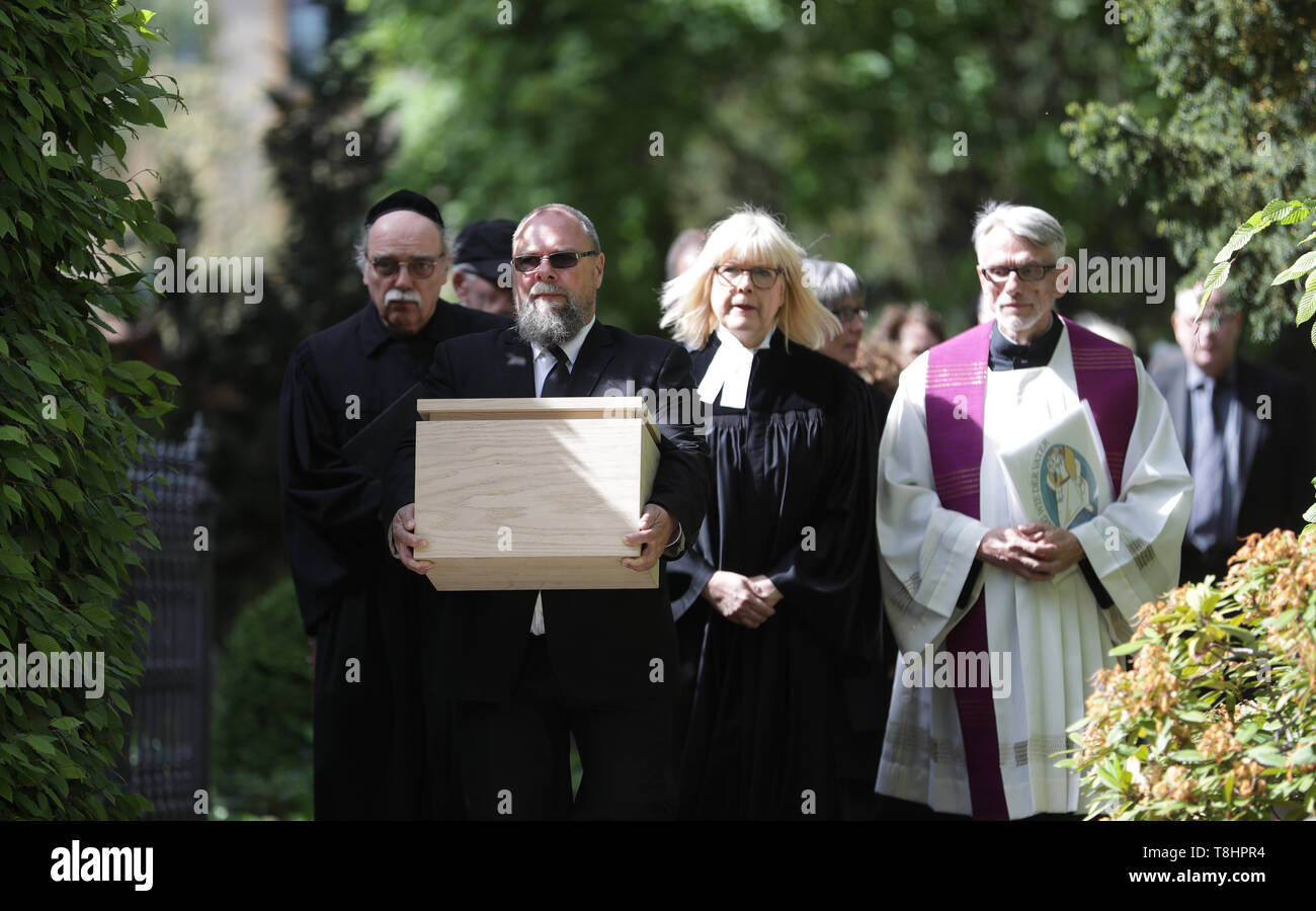 Berlin, Deutschland. 13. Mai 2019. Im Beisein von Pfarrer Marion Gardei, Rabbiner Andreas Nachama (l) und Pfarrer Lutz Nehk (r), ein Friedhof Mitarbeiter (vorne) trägt eine Schachtel bleibt der mikroskopischen Proben aus der Berliner Anatomie aus der NS-Zeit über die Dorotheenstädt Friedhof. Viele waren im Gefängnis Berlin-Plötzensee zwischen 1933 und 1945 ermordet. Die meisten von ihnen waren mit dem Institut für Anatomie und anatomische Biologie der Berliner Universität für Forschung und Lehre übertragen. Quelle: dpa Picture alliance/Alamy leben Nachrichten Stockfoto