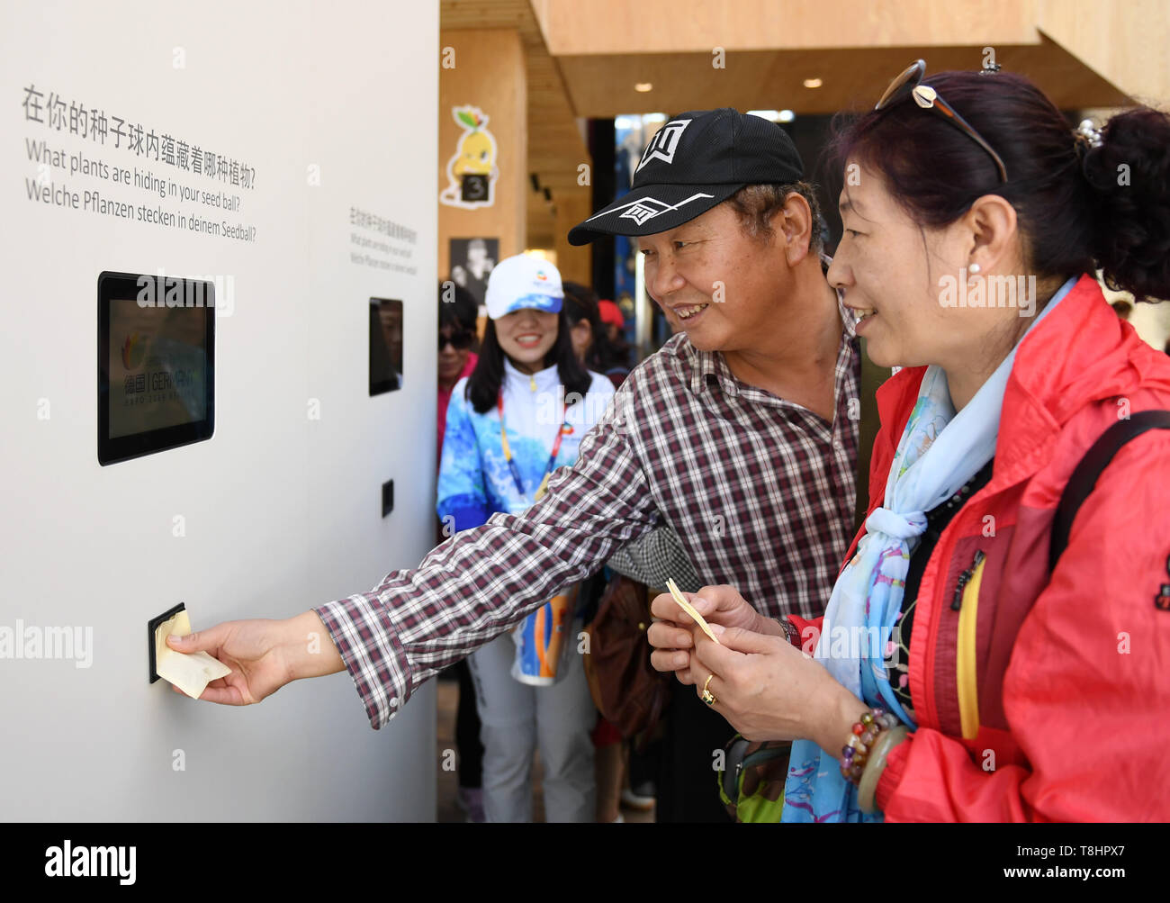 Peking, China. 13. Mai, 2019. Besucher sind auf dem Deutschen Tag in Peking Internationale Gartenbauausstellung in Peking, der Hauptstadt von China, am 13. Mai 2019 gesehen. Die expo Deutschland Tag am Montag. Mit einem Thema der "Keimzelle der Zukunft", der Deutsche Pavillon stellt wie grüne Initiativen und Projekten geholfen Wiederherstellung der Umwelt nach Verschmutzung, mit Bildern und Videos, die die historischen Veränderungen, die in der Essener Innenstadt, der Emscher und der Pufferzone des deutsch-deutschen Grenze. Credit: Zhang Chenlin/Xinhua/Alamy leben Nachrichten Stockfoto