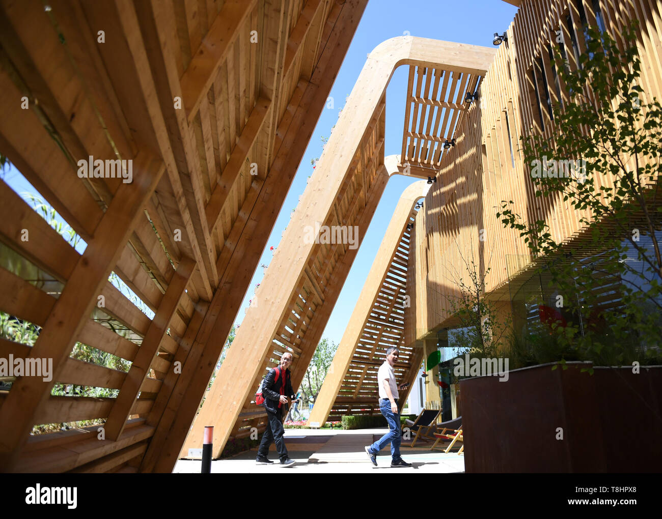 Peking, China. 13. Mai, 2019. Besucher sind auf dem Deutschen Tag in Peking Internationale Gartenbauausstellung in Peking, der Hauptstadt von China, am 13. Mai 2019 gesehen. Die expo Deutschland Tag am Montag. Mit einem Thema der "Keimzelle der Zukunft", der Deutsche Pavillon stellt wie grüne Initiativen und Projekten geholfen Wiederherstellung der Umwelt nach Verschmutzung, mit Bildern und Videos, die die historischen Veränderungen, die in der Essener Innenstadt, der Emscher und der Pufferzone des deutsch-deutschen Grenze. Credit: Zhang Chenlin/Xinhua/Alamy leben Nachrichten Stockfoto