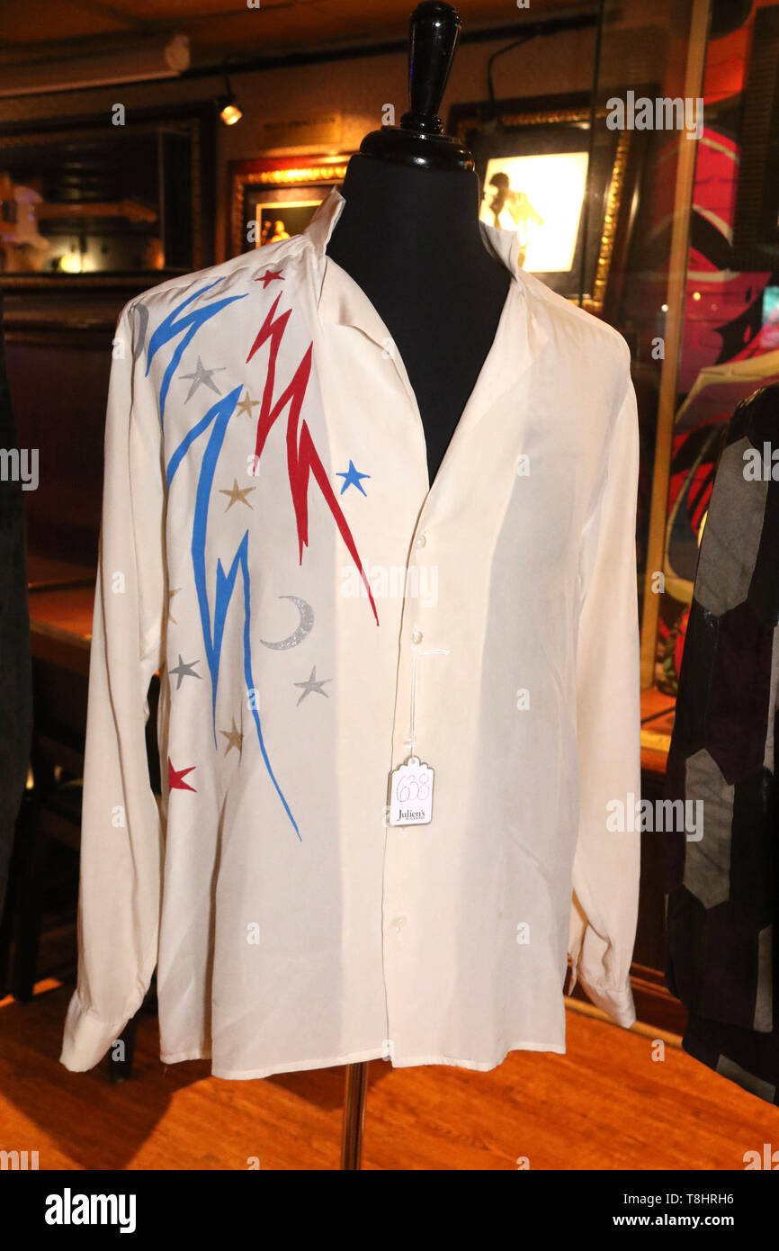 New York City, New York, USA. 13. Mai, 2019. Greg Lake's Ã" 70 s Shirt auf Anzeige an der Presse Vorschau für die kommende 'Music Symbole" von Julien's Auctions im Hard Rock Cafe statt. Credit: Nancy Kaszerman/ZUMA Draht/Alamy leben Nachrichten Stockfoto