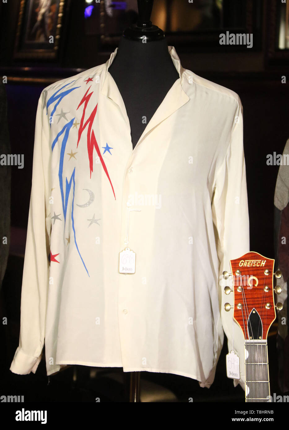 New York City, New York, USA. 13. Mai, 2019. Greg Lake's Ã" 70 s Shirt auf Anzeige an der Presse Vorschau für die kommende 'Music Symbole" von Julien's Auctions im Hard Rock Cafe statt. Credit: Nancy Kaszerman/ZUMA Draht/Alamy leben Nachrichten Stockfoto