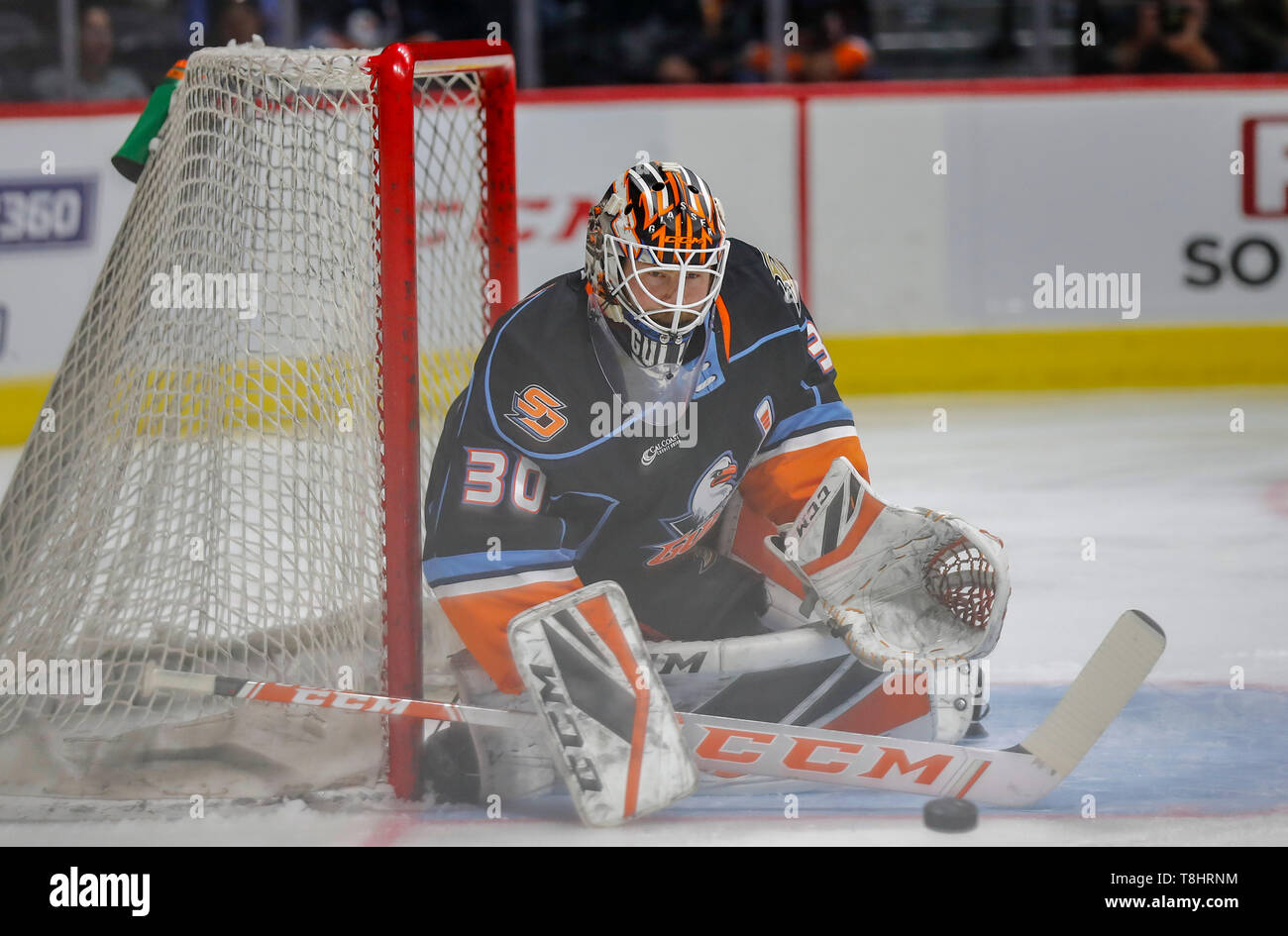 San Diego, Kalifornien, USA. 8. Mai, 2019. Jeff Glass (30) von San Diego Möwen Bausteine ein Schuß. Bakersfield Condors vs San Diego Möwen AHL Spiel bei pechanga Bereich San Diego in San Diego, Kalifornien. Michael Cazares/Cal Sport Media/Alamy leben Nachrichten Stockfoto