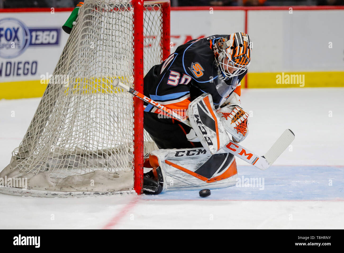 San Diego, Kalifornien, USA. 8. Mai, 2019. Jeff Glass (30) von San Diego Möwen Bausteine einen Schuß während der bakersfield Condors vs San Diego Möwen AHL Spiel bei pechanga Bereich San Diego in San Diego, Kalifornien. Michael Cazares/Cal Sport Media/Alamy leben Nachrichten Stockfoto