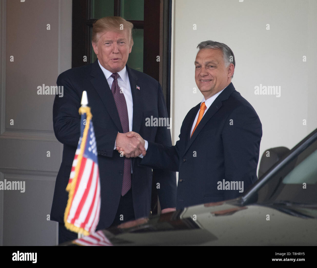Präsidenten der Vereinigten Staaten Donald J. Trumpf, Links, schüttelt Hände mit Ministerpräsident Viktor Orban in Ungarn, rechts, als er ihn begrüßt zum Weißen Haus in Washington, DC am Montag, 13. Mai 2019. Die beiden Führer wird für etwa eine Stunde treffen. Credit: Ron Sachs/CNP | Verwendung weltweit Stockfoto