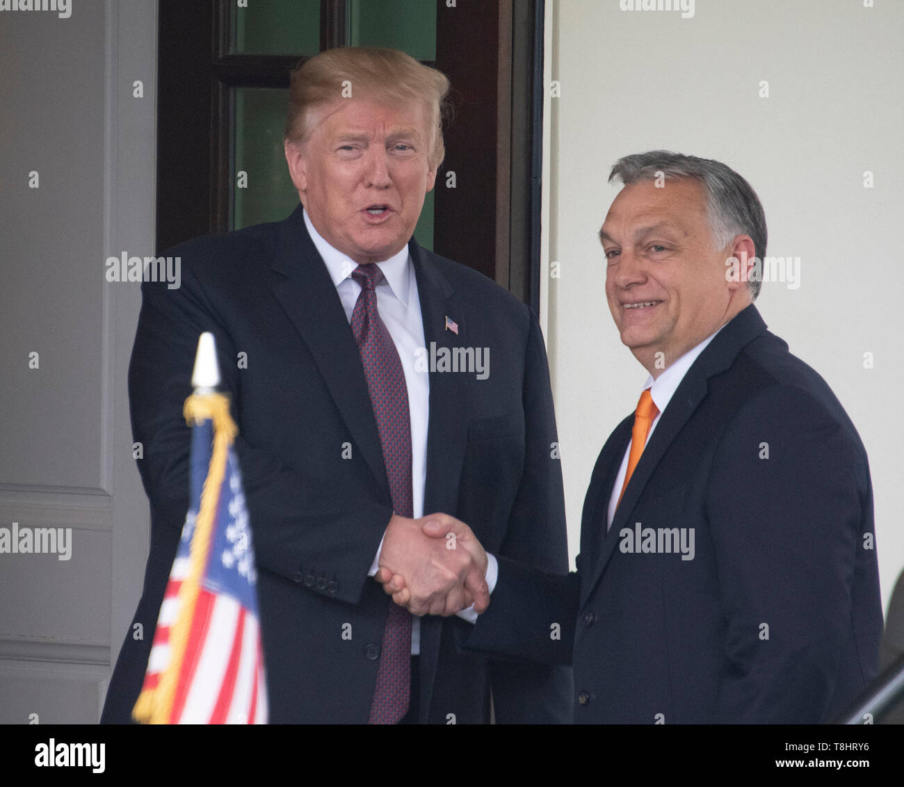 Präsidenten der Vereinigten Staaten Donald J. Trumpf, Links, schüttelt Hände mit Ministerpräsident Viktor Orban in Ungarn, rechts, als er ihn begrüßt zum Weißen Haus in Washington, DC am Montag, 13. Mai 2019. Die beiden Führer wird für etwa eine Stunde treffen. Credit: Ron Sachs/CNP | Verwendung weltweit Stockfoto