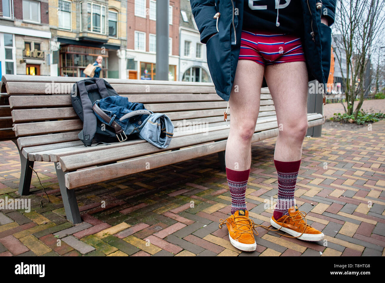 Januar 13, 2019 - Amsterdam, Nordholland, Niederlande - ein Mann ohne Hosen auf der Straße während der Veranstaltung gesehen.. Die keine Hosen mit der U-Bahn ist eine jährliche Veranstaltung in New York City statt. Random Passagiere an Bord eines U-Bahn Auto an separaten stoppt mitten im Winter ohne Hose. Die Teilnehmer, wenn sie einander nicht kennen, und Sie tragen alle winter Mäntel, Hüte, Schals und Handschuhe verhalten. Das einzige ungewöhnliche Sache ist die fehlende Hose. (Bild: © Ana Fernandez/SOPA Bilder über ZUMA Draht) Stockfoto
