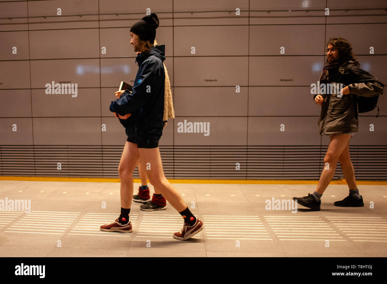 Januar 13, 2019 - Amsterdam, Nordholland, Niederlande - Menschen ohne Hosen gesehen zu Fuß auf der U-Bahn während der Veranstaltung.. Die keine Hosen mit der U-Bahn ist eine jährliche Veranstaltung in New York City statt. Random Passagiere an Bord eines U-Bahn Auto an separaten stoppt mitten im Winter ohne Hose. Die Teilnehmer, wenn sie einander nicht kennen, und Sie tragen alle winter Mäntel, Hüte, Schals und Handschuhe verhalten. Das einzige ungewöhnliche Sache ist die fehlende Hose. (Bild: © Ana Fernandez/SOPA Bilder über ZUMA Draht) Stockfoto