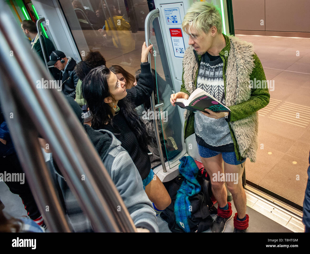 Januar 13, 2019 - Amsterdam, Nordholland, Niederlande - sind zwei Menschen gesehen, ein Gespräch in der U-Bahn ohne Hose während der Veranstaltung.. Die keine Hosen mit der U-Bahn ist eine jährliche Veranstaltung in New York City statt. Random Passagiere an Bord eines U-Bahn Auto an separaten stoppt mitten im Winter ohne Hose. Die Teilnehmer, wenn sie einander nicht kennen, und Sie tragen alle winter Mäntel, Hüte, Schals und Handschuhe verhalten. Das einzige ungewöhnliche Sache ist die fehlende Hose. (Bild: © Ana Fernandez/SOPA Bilder über ZUMA Draht) Stockfoto