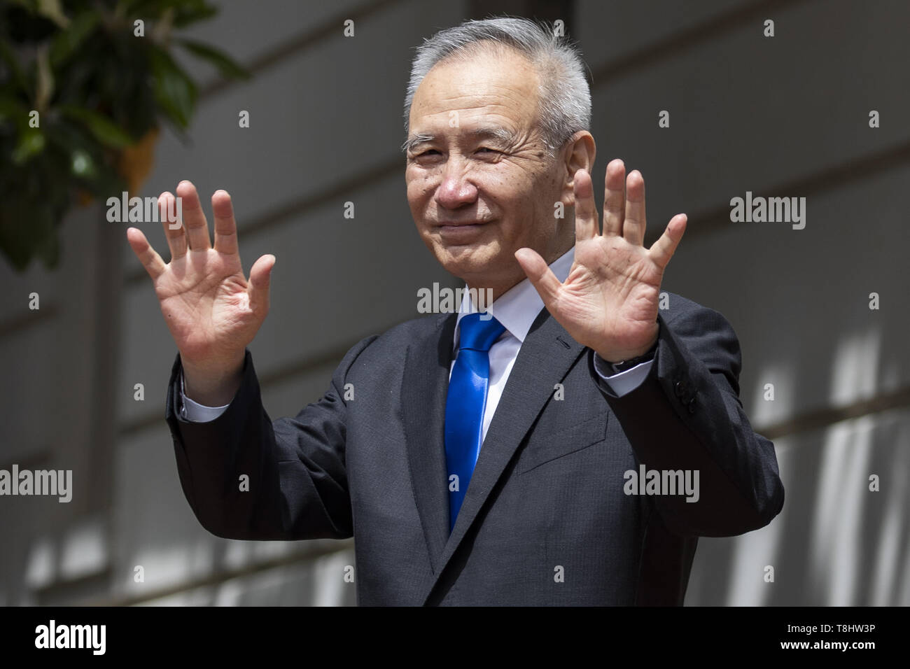 Mai 10, 2019 - Washington, District of Columbia, USA-chinesischen Vizepremier Liu er die Hände hebt, wie er fährt folgenden Handelsverhandlungen auf der U.S. Trade Representative Büros in Washington, D.C. am Freitag, 10. Mai 2019. (Bild: © Alex Edelman/ZUMA Draht) Stockfoto