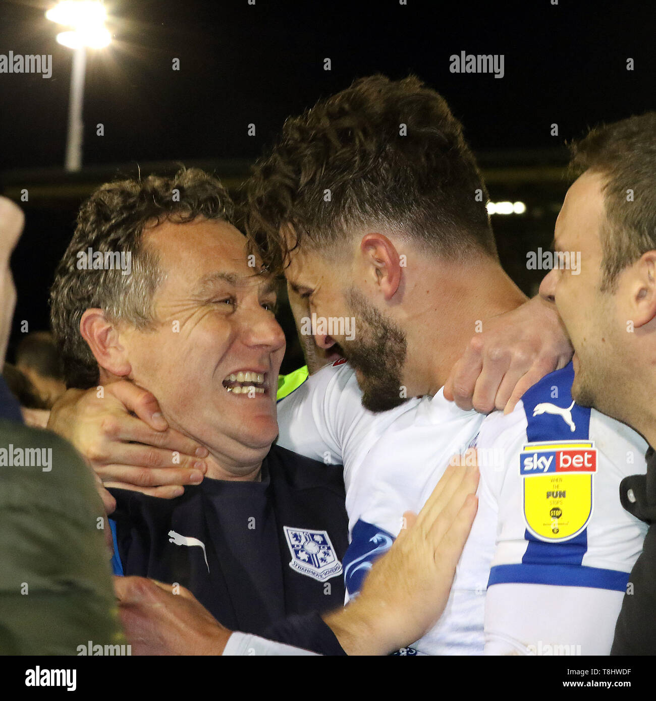 Nailsworth, UK. 13. Mai, 2019. Micky Mellon Manager der Tranmere Rovers feiert mit einem seiner Spieler nach der EFL Sky Bet Liga 2 Play Off Halbfinale Match zwischen Wald Grün Rover und Tranmere Rovers auf dem neuen Rasen, Nailsworth, England am 13. Mai 2019. Foto von Dave Peters. Nur die redaktionelle Nutzung, eine Lizenz für die gewerbliche Nutzung erforderlich. Keine Verwendung in Wetten, Spiele oder einer einzelnen Verein/Liga/player Publikationen. Credit: UK Sport Pics Ltd/Alamy leben Nachrichten Stockfoto
