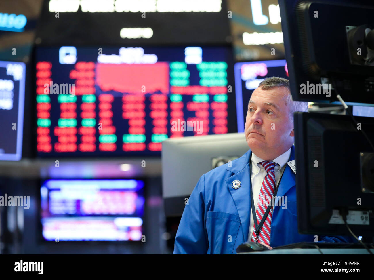 New York, USA. 13. Mai, 2019. Ein Händler an der New York Stock Exchange in New York, USA, am 13. Mai 2019. Us-Aktien niedriger endete am Montag. Der Dow fiel 2,38 Prozent auf 25,324.99, und der S&P 500 um 2,41 Prozent auf 2,811.87, während die Nasdaq 3,41 Prozent auf 7,647.02. Credit: Wang Ying/Xinhua/Alamy leben Nachrichten Stockfoto