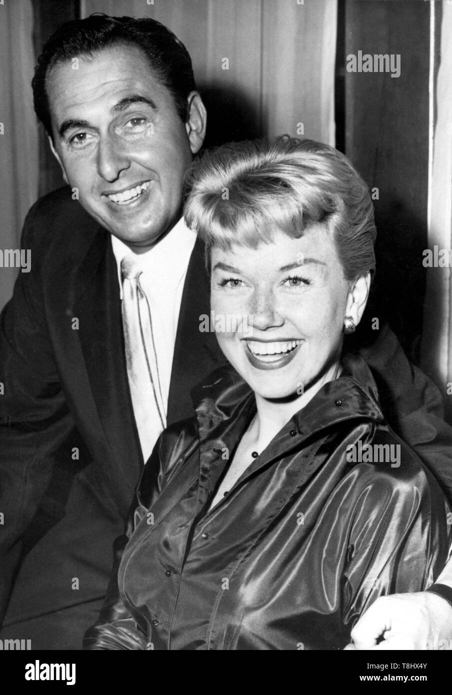 Mai 13, 2019: Foto: DORIS DAY, die immerwährende girl-next-door, dessen Karriere als Sängerin und Schauspielerin überspannte fast 50 Jahre und machte sie zu einer der grössten Hollywoodstars und beliebtesten Entertainer in den Vereinigten Staaten ist gestorben. Sie war 97. Im Bild: Apr.12, 1955, London, England, Großbritannien - America's Sweetheart DORIS DAY mit ihrem zweiten Ehemann MARTY MELCHER bei Claridges Hotel. (Bild: © Keystone Presse Agentur über ZUMAPRESS.com) Stockfoto