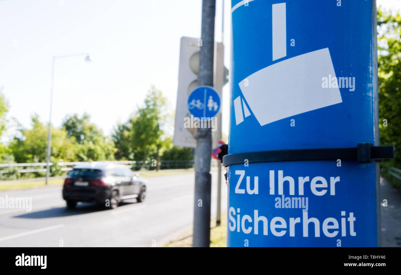 Hannover, Deutschland. 13. Mai, 2019. Ein Aufkleber weist auf die Überwachungskameras der Polizei Hannover auf der Expo Plaza. Am 14.05.2019, das Parlament von Niedersachsen wird auf der umstrittenen neuen Polizei Gesetz stimmen. Dies ist auch für die Verwendung von rechtlich neu hinzugefügte elektronische Überwachung und Steuerung Optionen regeln. Credit: Julian Stratenschulte/dpa/Alamy leben Nachrichten Stockfoto