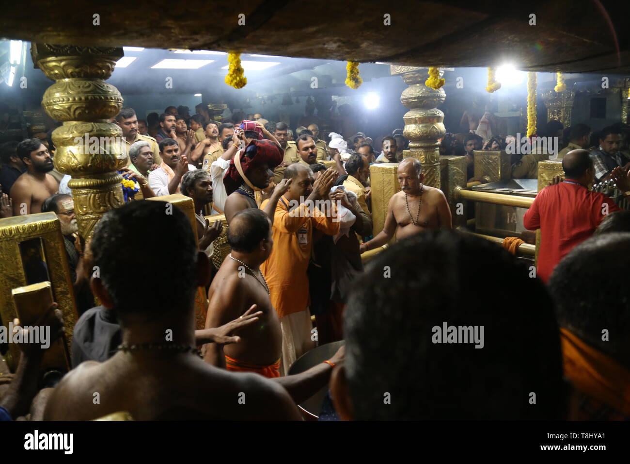 Pamba, Indien. 15 Apr, 2019. Hindus glauben bete zum Gott ayyappa im Sabarimala Tempel in Südindien. Nachdem Indiens Oberster Gerichtshof erklärt ein Verbot des Zugangs zu den Tempel für Frauen im gebärfähigen Alter ist verfassungswidrig im September 2018, radikale Hindus Unruhen brachen aus. (Dpa Geschichte: "Der Kandidat, die Frauen und die Gewalt an den hinduistischen Tempel') Credit: Prakash Elamakkara/dpa/Alamy leben Nachrichten Stockfoto