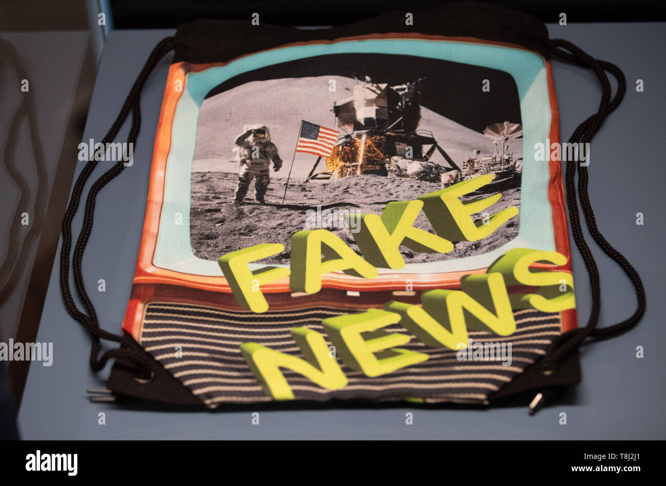 Lichtenau, Deutschland. 13. Mai, 2019. Eine Tasche mit der Aufschrift 'Fake news" wird in Verbindung mit dem Mond Landung der US-Amerikaner in der Ausstellung "Verschwörungstheorien früher und heute' in der LWL gesehen zu werden - Landesmuseum für Klosterkultur, Stiftung Kloster Dalheim. Die Ausstellung findet vom 18. Mai 2019 bis 22. März 2020, nehmen und Verschwörungstheorien auf ca. 1.200 m² Ausstellungsfläche zeigen. Credit: Friso Gentsch/dpa/Alamy leben Nachrichten Stockfoto
