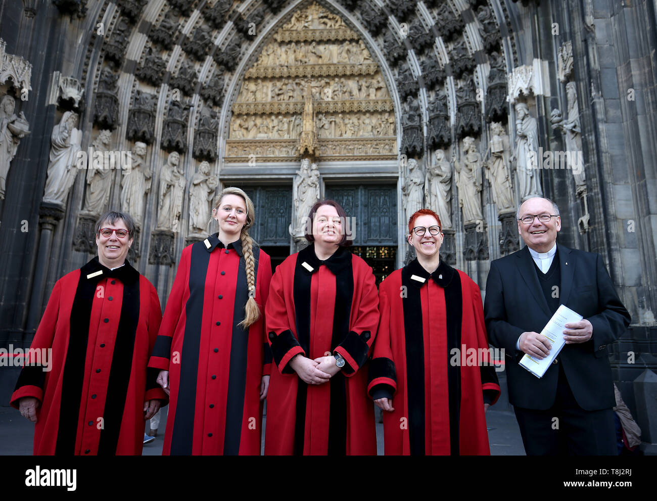 Köln, Deutschland. 14 Mai, 2019. Die neue Kathedrale Schweizer Frauen Heidi Michels (L-R), Andrea Petzenhauser, Susanne Rückes, Claudia Drolshagen und des Dompropstes Gerd Bachner stand vor dem Portal. Vier Domschweizerinnen haben ihren Dienst gestartet. Credit: Oliver Berg/dpa/Alamy leben Nachrichten Stockfoto