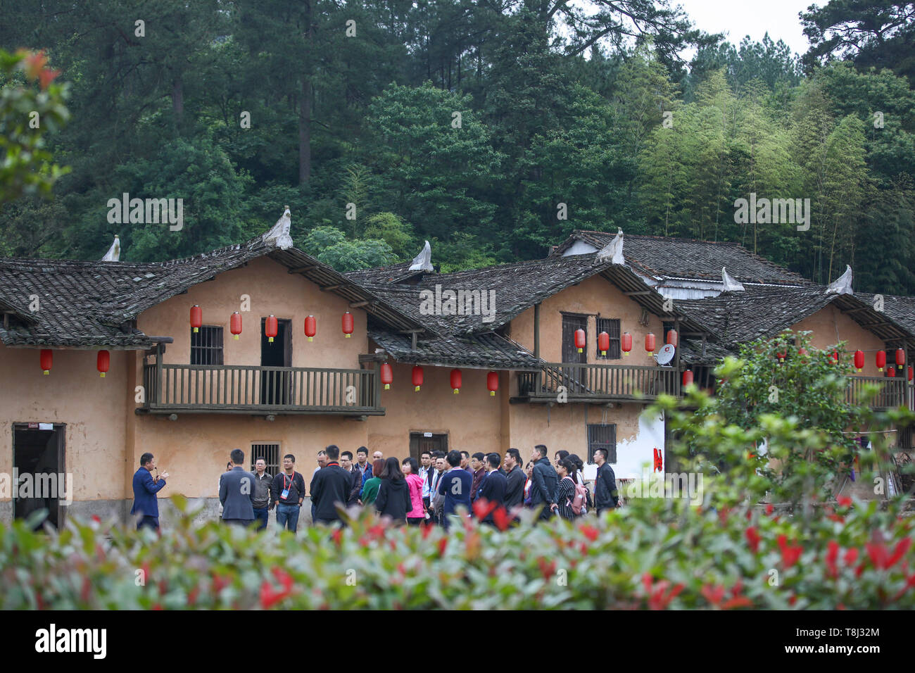 (190514) - RUIJIN, 14. Mai 2019 (Xinhua) - Menschen besuchen die Huawu Dorf in Yeping Township, Ruijin Stadt der ostchinesischen Provinz Jiangxi, 6. Mai 2019. Huawu, oder "Dorf der Menschen mit dem Zunamen Hua' in Englisch, ist ein Inbegriff der Veränderungen, die sich in der Stadt von Ruijin, ein Zentrum der frühen revolutionären Aktivitäten der Kommunistischen Partei Chinas (CPC). Heute, lokalen Obst und Gemüse haben großen Industrien geworden, und rote Tourismus und Verarbeitung der landwirtschaftlichen Erzeugnisse boomen. In den letzten Jahren haben viele einst verarmte Dorfbewohner haben abgeschüttelt Armut, zur Bekämpfung der Armut Kampagne ga Stockfoto