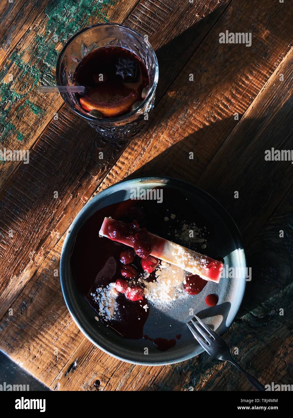 Ansicht von oben von Glühwein und glutenfreie Käsekuchen mit Kirschen Stockfoto