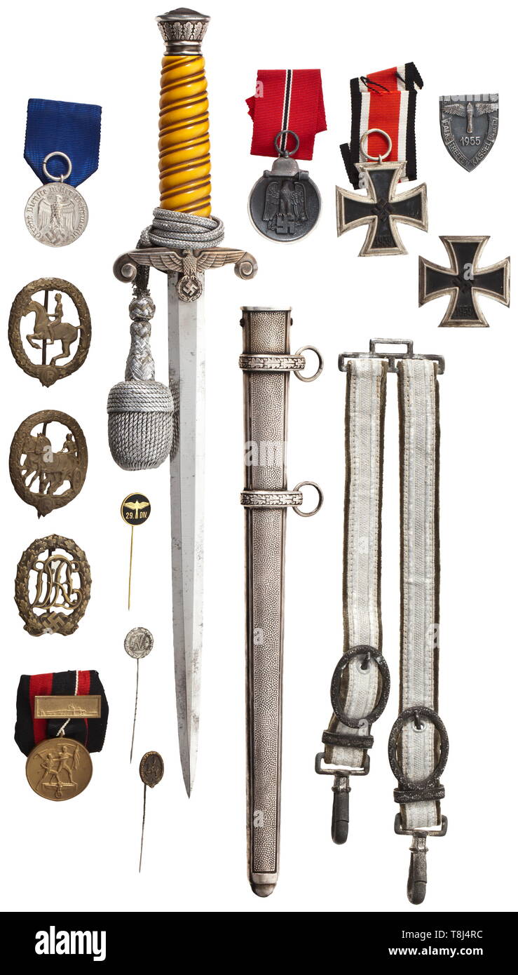 Dekorationen und Vergabeunterlagen der Großen von Bassewitz auf Personal von 29 Infanterie Division ein Eisernes Kreuz 1. und 2. Klasse und Dokumente, sowohl während der Kampagne in Frankreich am 30. Juli und vom 18. Juni 1940 bzw. als regimental Adjutant von IR 528 mit Unterschrift mit Tinte der 29 ID Commander Generalmajor Moser ausgezeichnet. Auch eine Ostfront Medaille mit zwei Dokumente 3 August 1942 datiert mit IR 528 und wieder als Mitarbeiter in 29 Panzergrenadier Division mit Tinte Signatur von Generalmajor Pommes. Nach ihrer Zerstörung in Stalingrad die 29 th, Additional-Rights - Clearance-Info - Not-Available Stockfoto