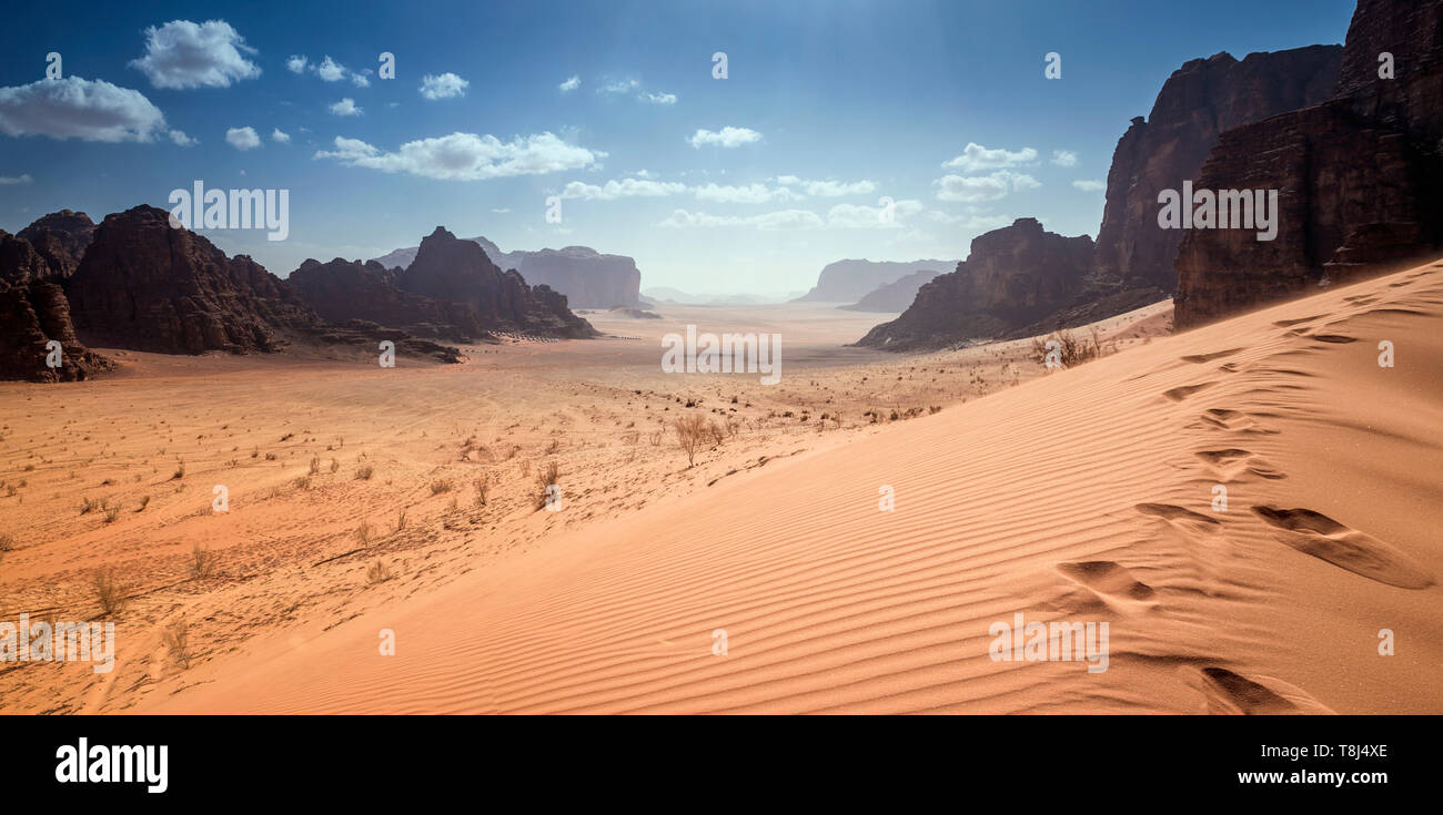 Fußspuren auf dem Kamm einer Düne, Wadi Rum, Jordanien Stockfoto