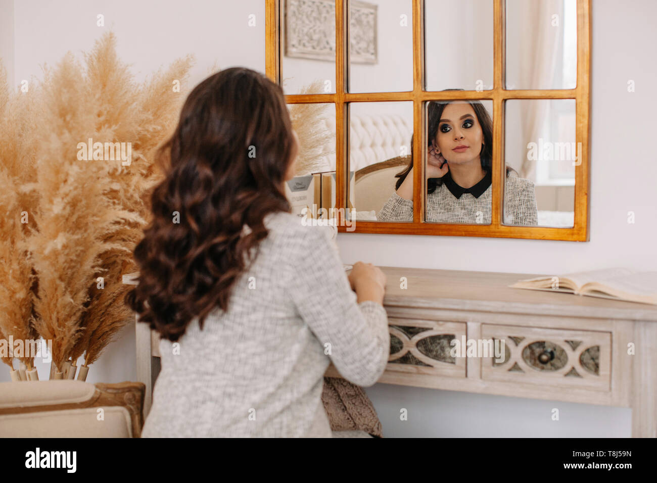 Porträt einer Frau, die in einem Spiegel zu betrachten Stockfoto