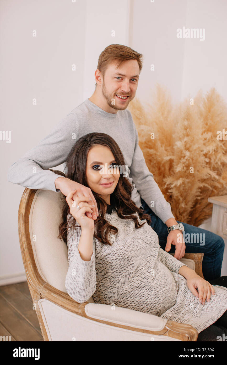Porträt eines lächelnden Pärchen im Wohnzimmer sitzen Stockfoto
