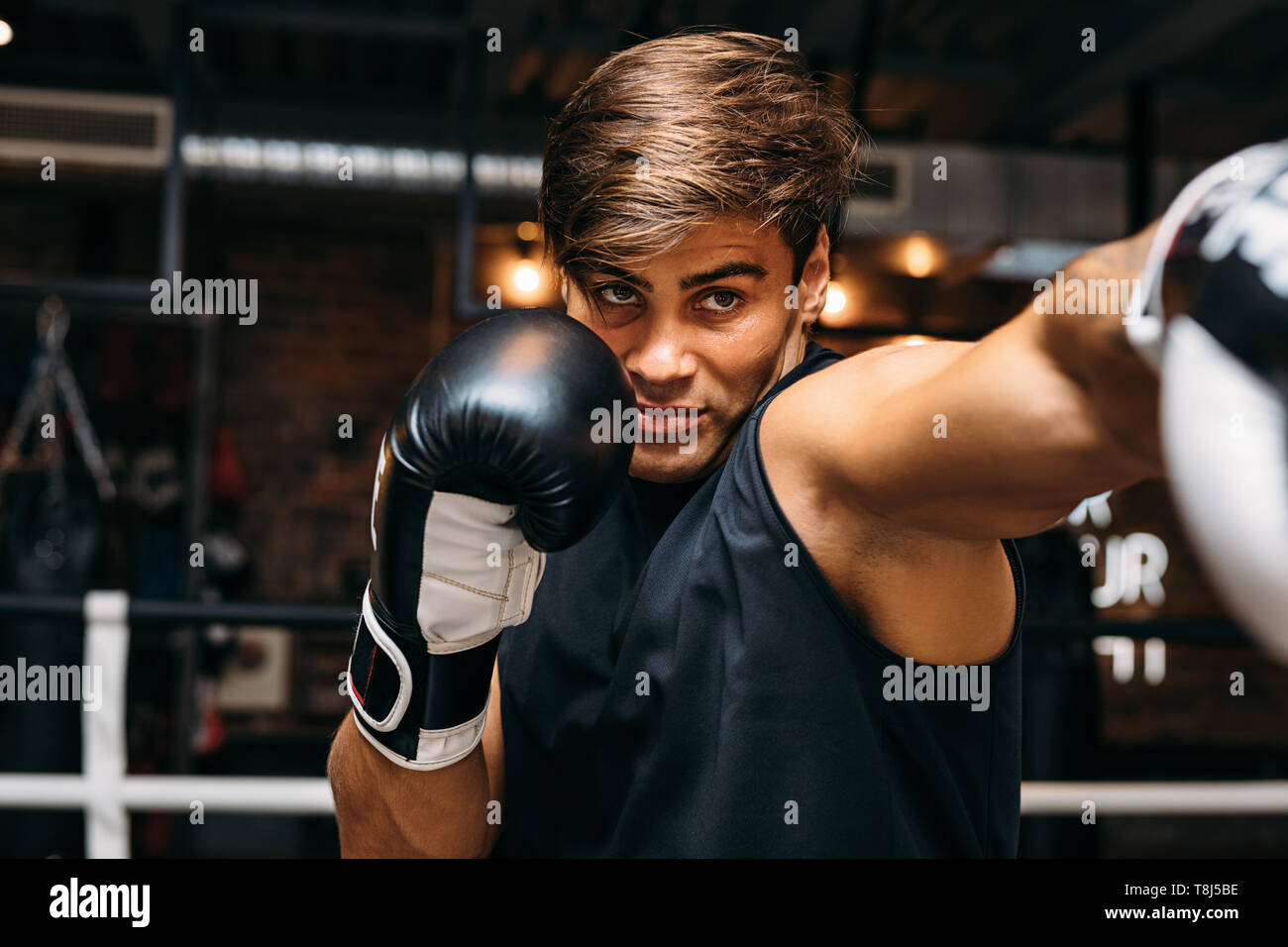 Nahaufnahme eines männlichen Sportler tun Schattenboxen in einem Boxring Stockfoto
