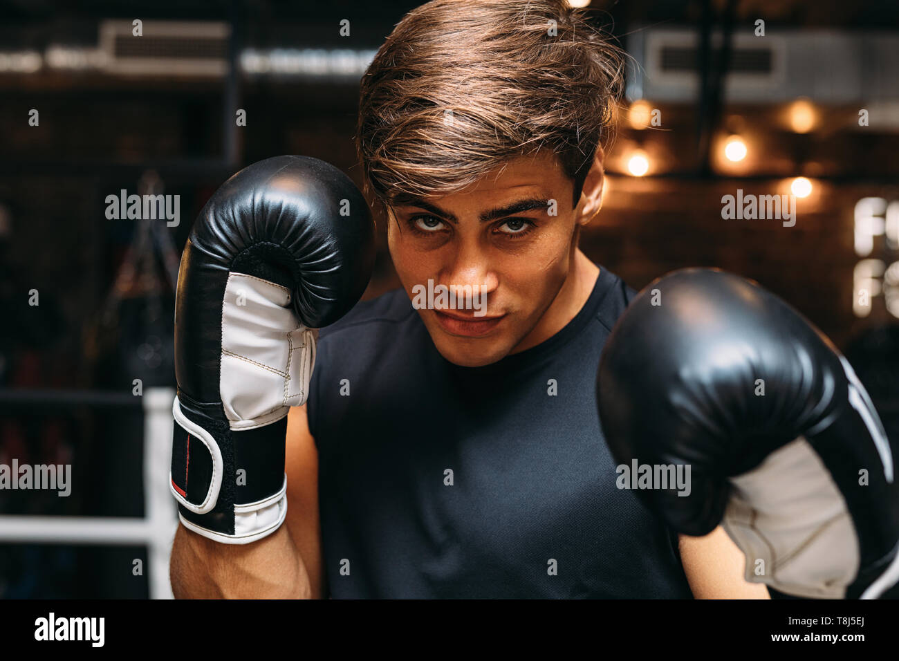 Mann Boxer im Ring tragen Boxhandschuhe, an Kamera suchen Stockfoto