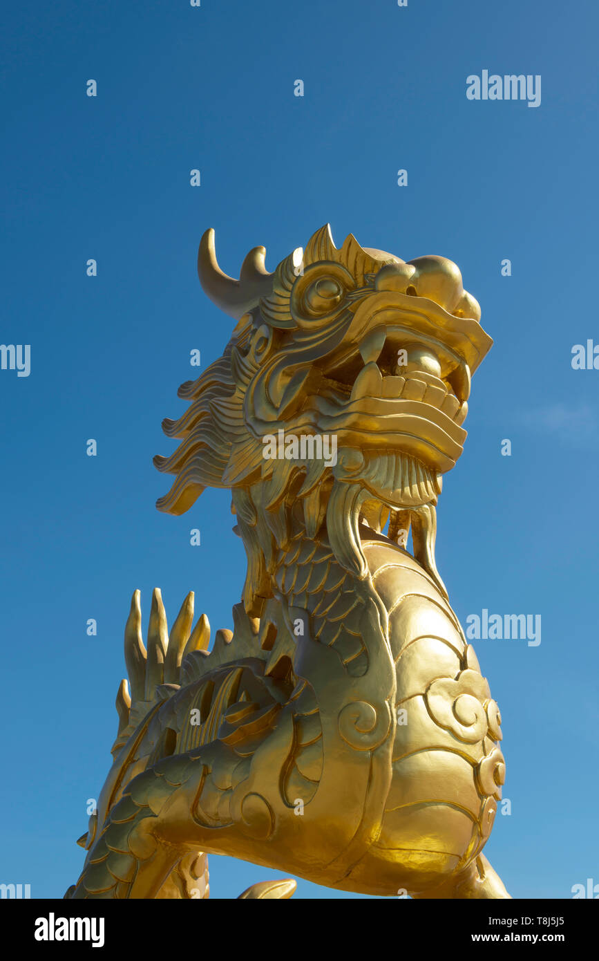 Golden Dragon Statue auf einem Tempel, Vietnam Stockfoto